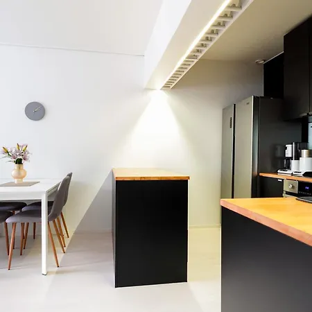 Vibrant 5 Min To Design District Apartment *