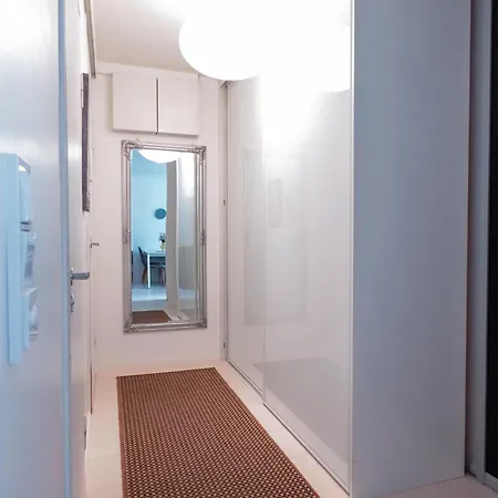 Vibrant 5 Min To Design District *