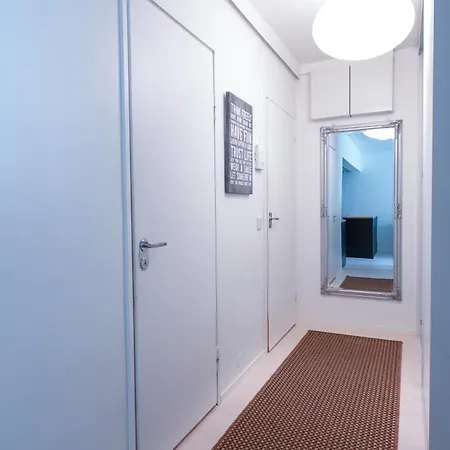 Vibrant 5 Min To Design District Apartment